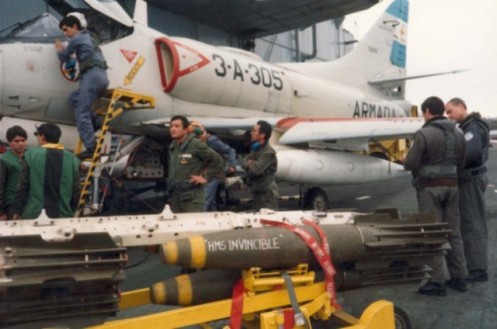 Bombas en la guerra de malvinas A4-q-ara-25de-mayo-guerra-de-malvinas-1982