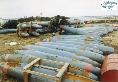 Bombas en la guerra de malvinas Malvinas-napalm-1
