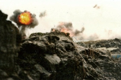Bombas en la guerra de malvinas Ataque-1ro-de-mayo-puerto-argentino