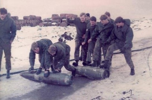 Bombas en la guerra de malvinas Bombas-250kg-bay-ayax
