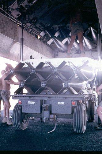 Bombas en la guerra de malvinas Bombas-de-1000-libras-sendo-colocadas-na-baia-de-um-vulcan-em-1982-foto-raf