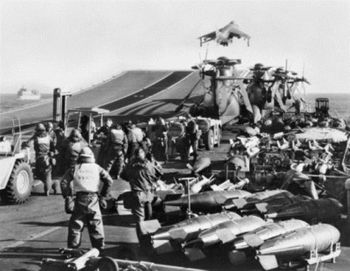Bombas en la guerra de malvinas Bombas-de-1000lb-sobre-el-hermes-1982