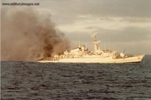 Bombas en la guerra de malvinas Falklands_war_hms_ardent_is_hit_-1